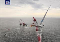 廣西首個海上風電項目的首臺風機完成吊裝